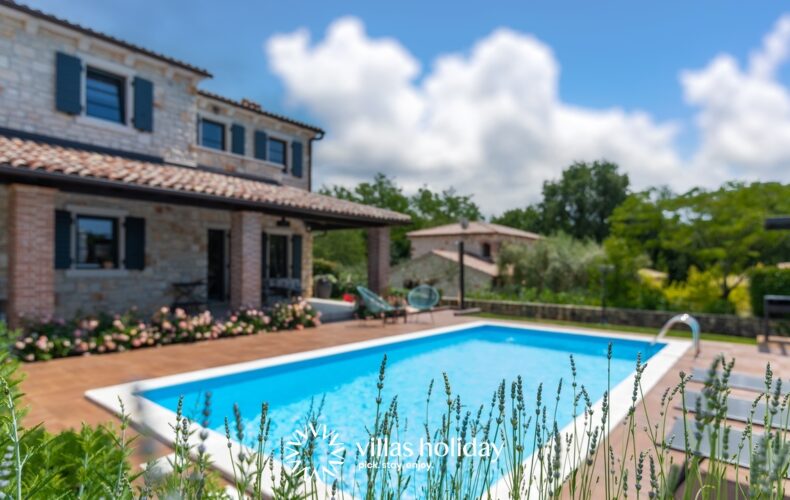 Rustic villa with swimming pool in central Istria