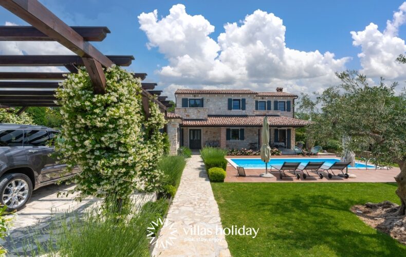 Rustic villa with swimming pool in central Istria