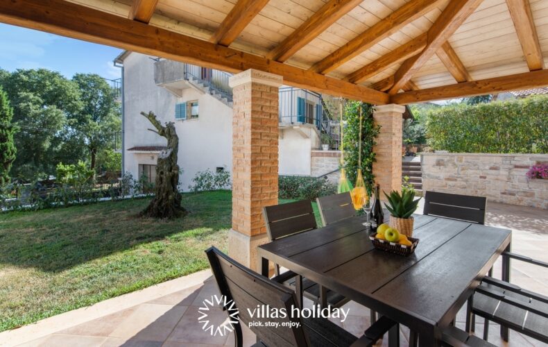 Outdoor dining area of Villa Banko