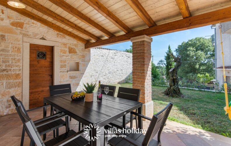 Outdoor dining area of Villa Banko