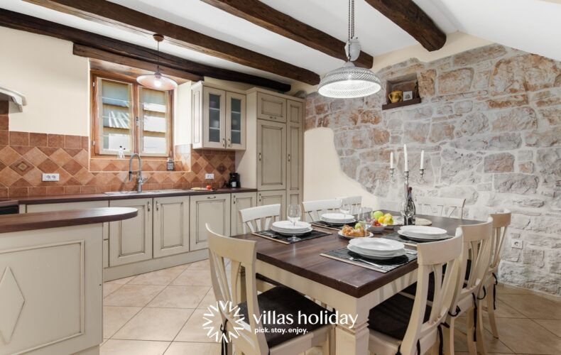 Kitchen and dining area of Villa Banko