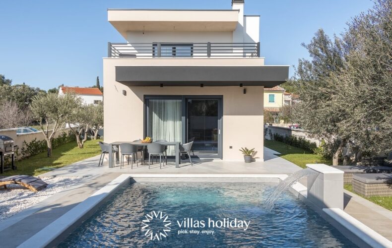 Modern villa with swimming pool in coastal Istria