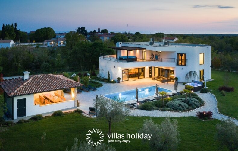 Luxurious villa with heated swimming pool, jacuzzi and sauna in central Istria