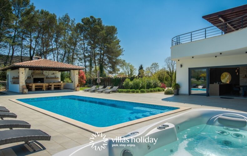 Luxurious villa with heated swimming pool, jacuzzi and sauna in central Istria