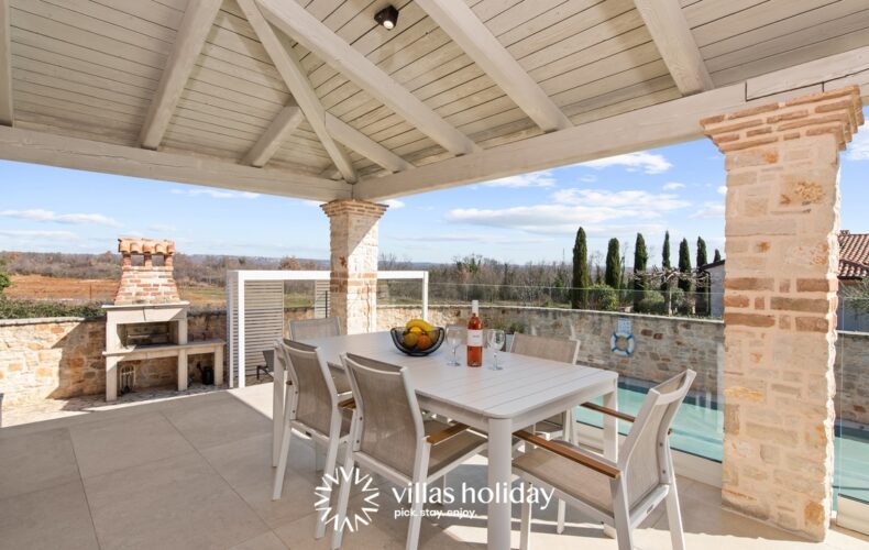 Outdoor dining area of Villa Hardy