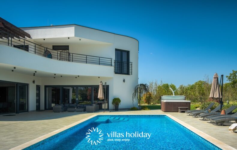 Luxurious villa with heated swimming pool, jacuzzi and sauna in central Istria