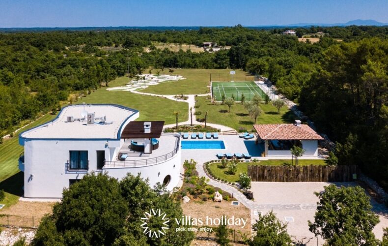 Luxurious villa with heated swimming pool, jacuzzi and sauna in central Istria