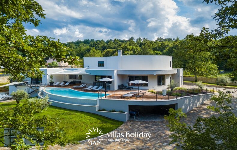 Luxurious villa with heated swimming pool in coastal Istria