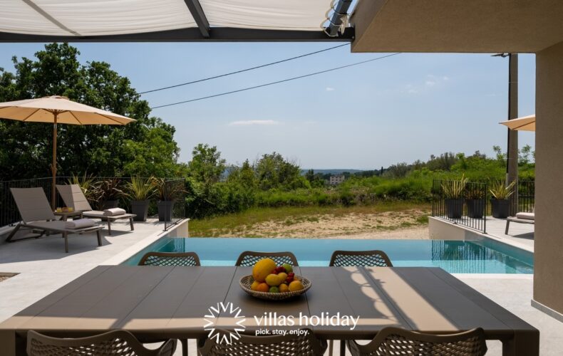 Outdoor dining area of Villa Venta