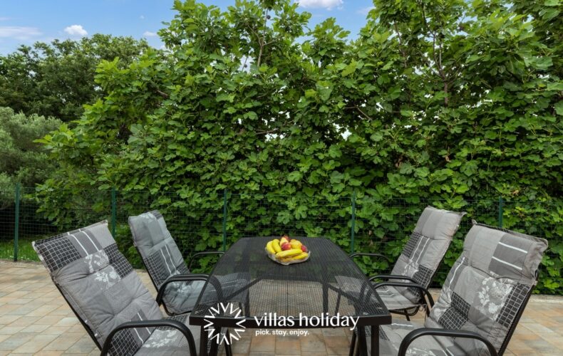 Outdoor dining area of Villa Buroli