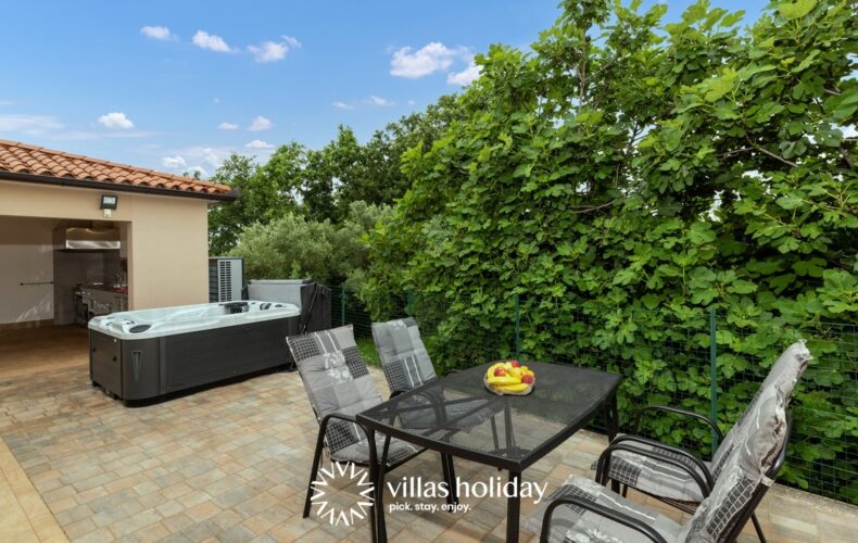 Outdoor dining area and jacuzzi of Villa Buroli