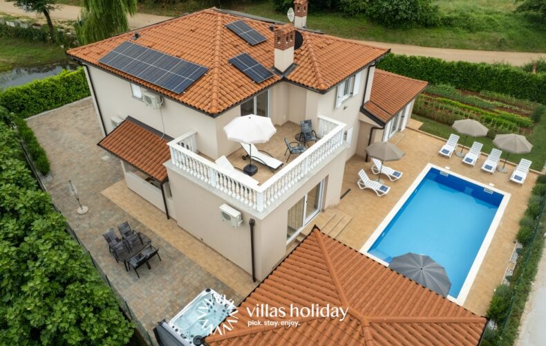 Modern villa with swimming pool, jacuzzi and sauna in coastal Istria