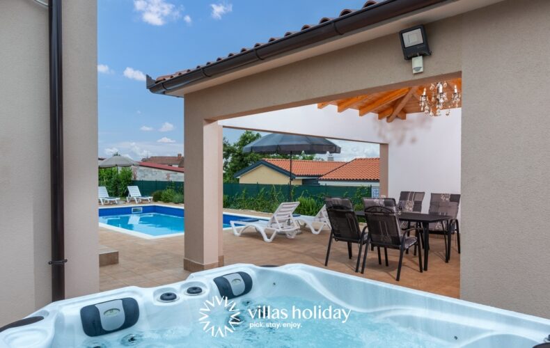 Jacuzzi and outdoor dining area of Villa Buroli