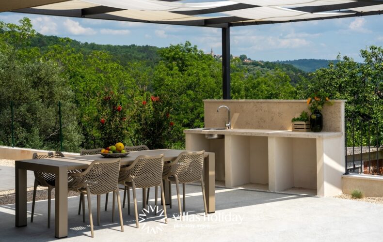 Outdoor dining area of Villa Venta