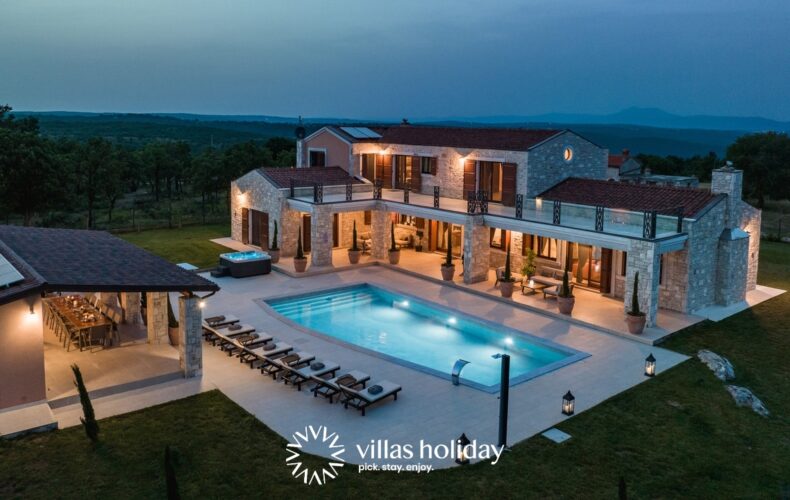 Luxurious villa with heated swimming pool, sauna and jacuzzi in coastal Istria