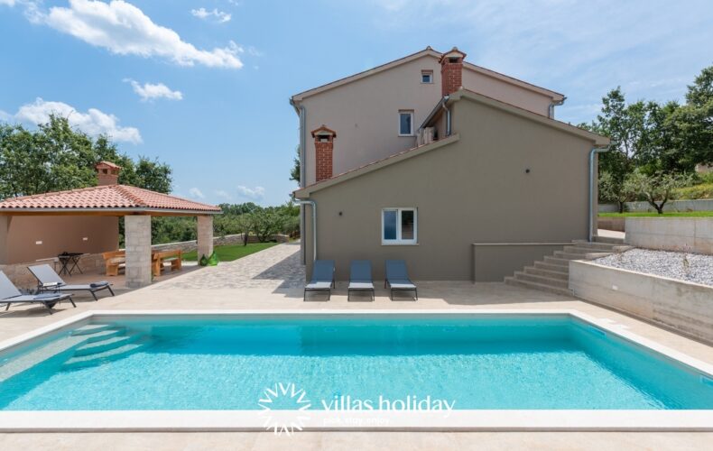 Charming villa with spacious swimming pool in central Istria