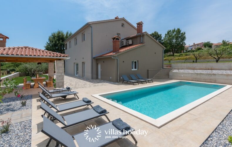 Charming villa with spacious swimming pool in central Istria