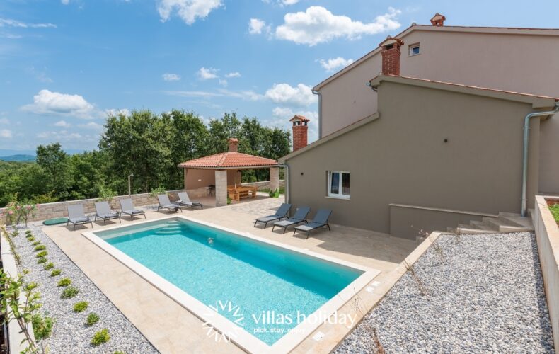 Charming villa with spacious swimming pool in central Istria