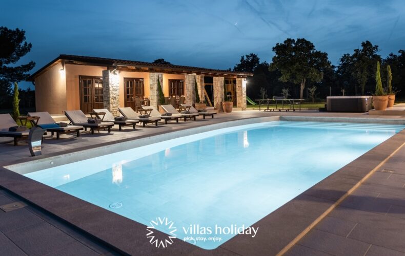 Luxurious villa with heated swimming pool, sauna and jacuzzi in coastal Istria