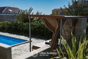 Charming villa with heated swimming pool on the island of Pag