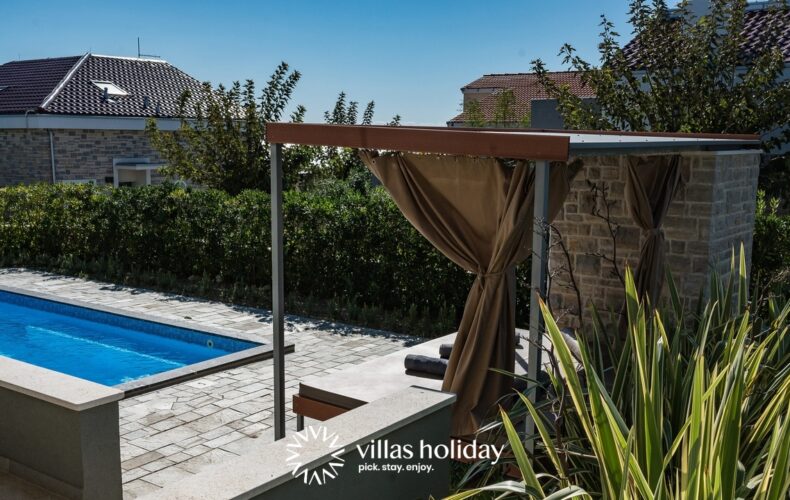 Charming villa with heated swimming pool on the island of Pag