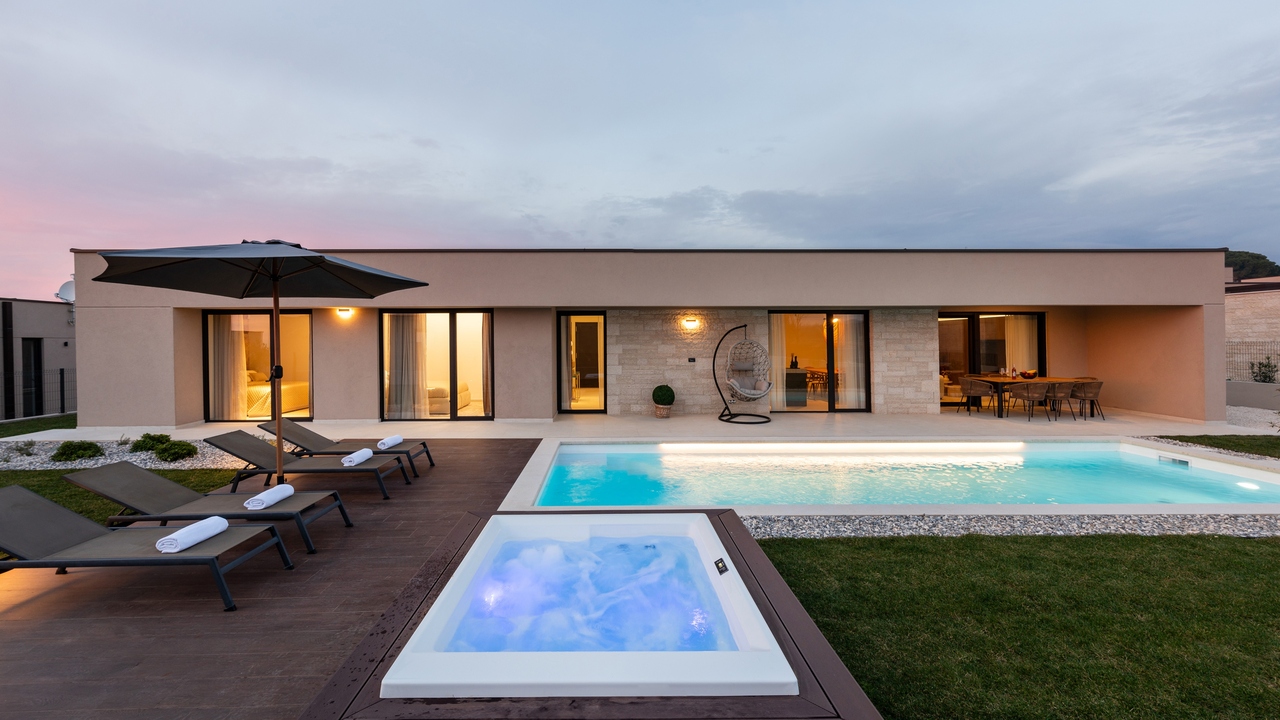 Moderne Villa Daleo mit beheiztem Pool und Whirlpool