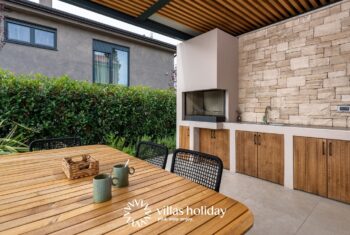 Outdoor dining area of Villa Vallis