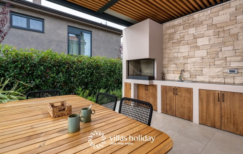 Outdoor dining area of Villa Vallis