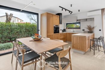 Kitchen and dining area of Villa Vallis