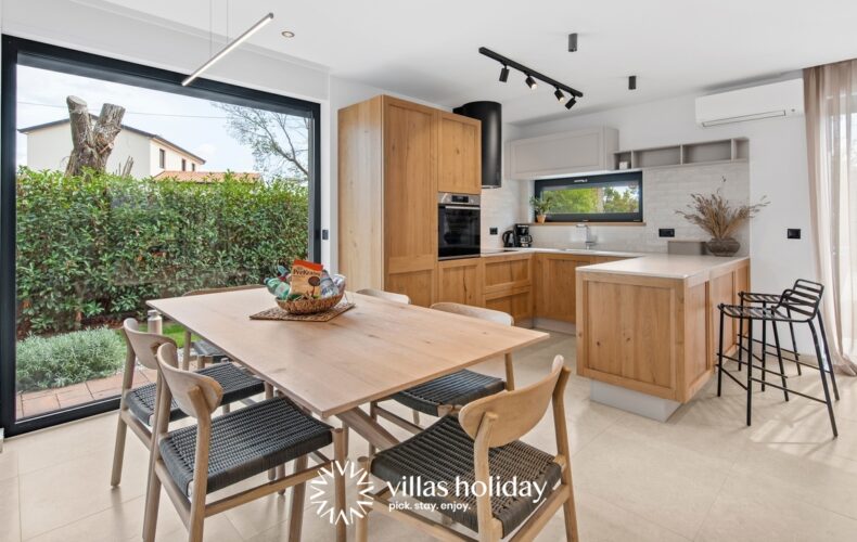 Kitchen and dining area of Villa Vallis