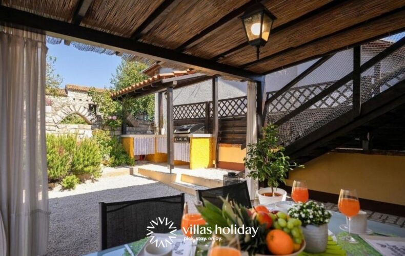 Outdoor dining area of Casa Dvi Mendule