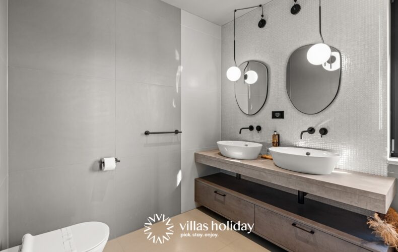 Spacious bathroom of Villa San Vincenti