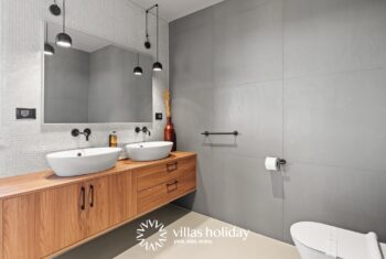 Spacious bathroom of Villa San Vincenti