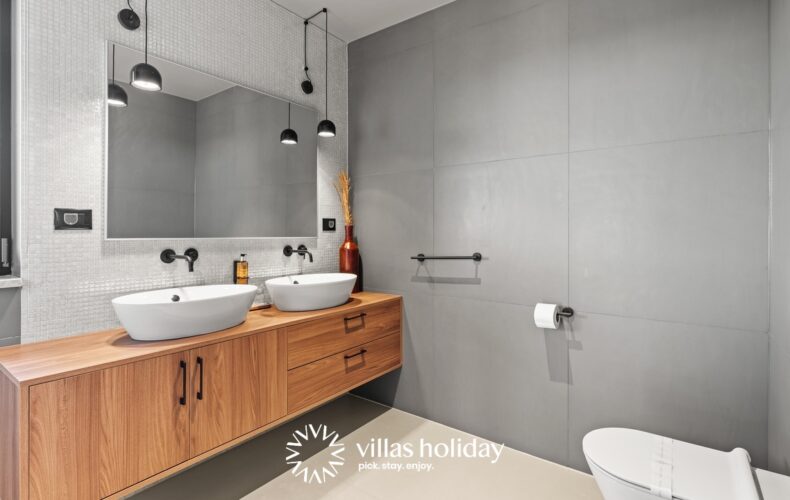 Spacious bathroom of Villa San Vincenti