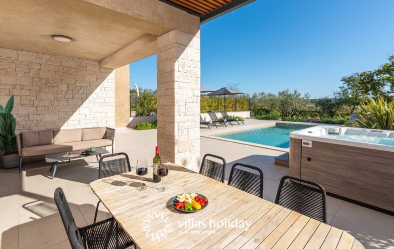 Outdoor dining area of Villa San Vincenti