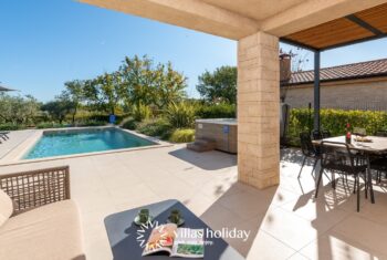 Covered lounge and dining area of Villa San Vincenti