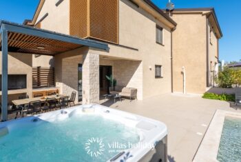 Jacuzzi and grill area of Villa San Vincenti