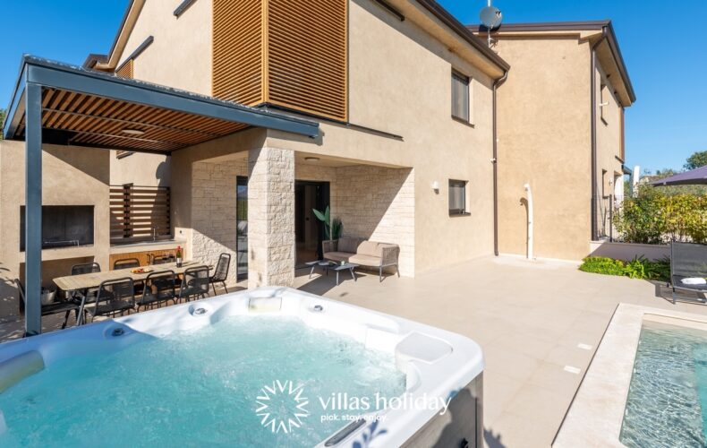 Jacuzzi and grill area of Villa San Vincenti