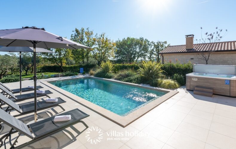 Villa with swimming pool and jacuzzi in coastal Istria