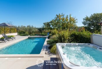 Villa with swimming pool and jacuzzi in coastal Istria