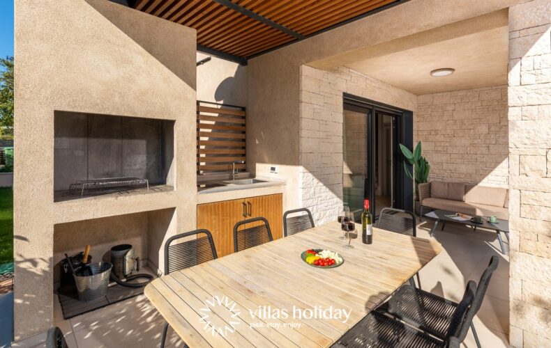 Outdoor grill and dining area of Villa San Vincenti