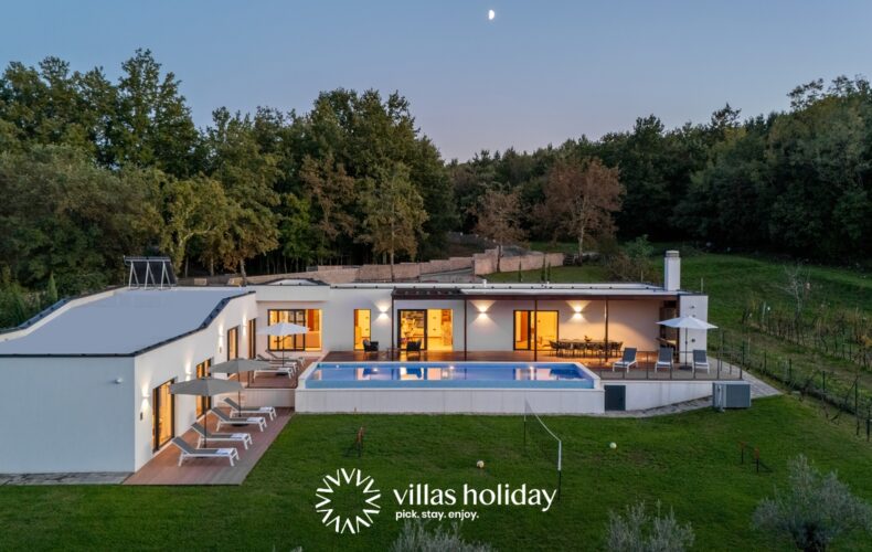 Villa with heated swimming pool and spacious garden in coastal Istria