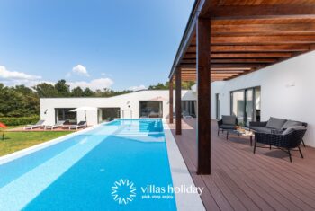 Infinity swimming pool of Villa Istria Green