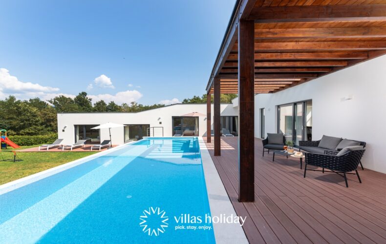 Infinity swimming pool of Villa Istria Green