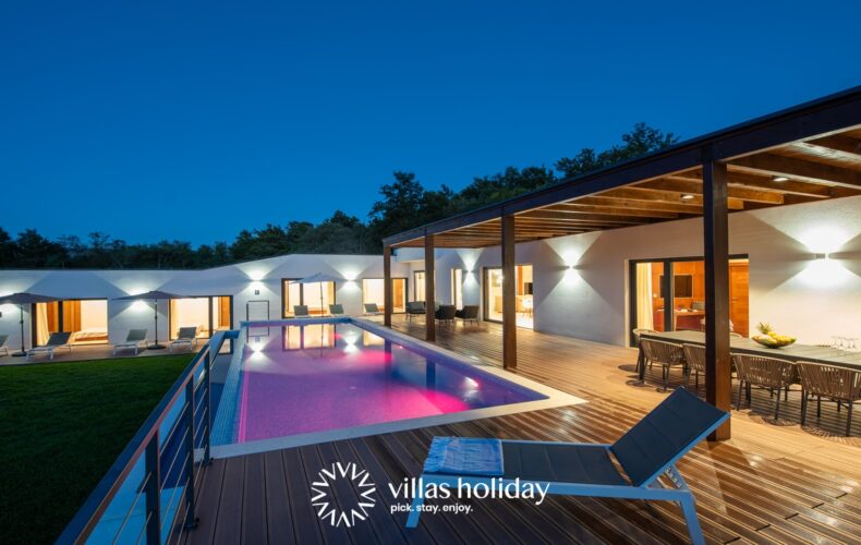 Villa with heated swimming pool and spacious garden in coastal Istria