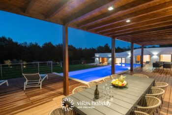 Outdor dining area of Villa Istria Green