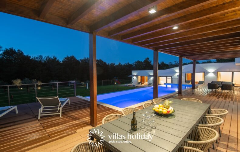 Outdor dining area of Villa Istria Green