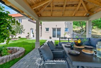 Outdoor dining area of Villa Green Garden