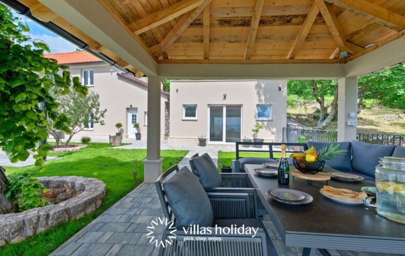 Outdoor dining area of Villa Green Garden