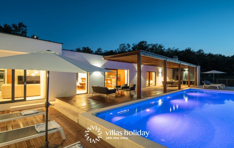 Villa with heated swimming pool and spacious garden in coastal Istria